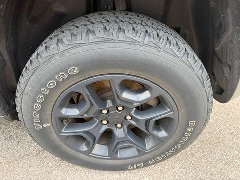 Used 2020 Jeep Cherokee Trailhawk w/ Cold Weather Group AWD/4WD image 11