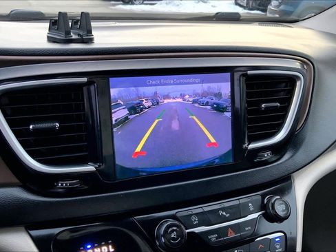 Used 2017 Chrysler Pacifica Touring-L Plus image 27