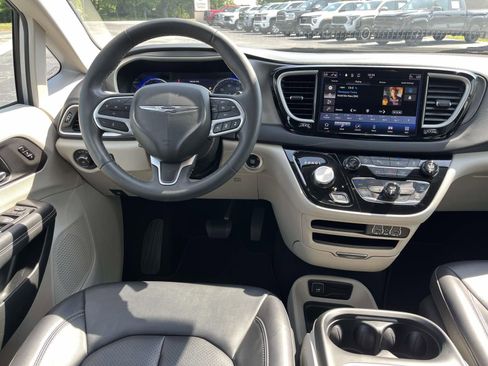 Used 2024 Chrysler Pacifica Touring-L FWD image 12