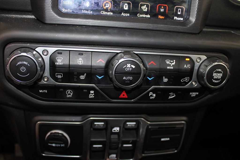Used 2018 Jeep Wrangler Unlimited Sahara AWD/4WD image 29
