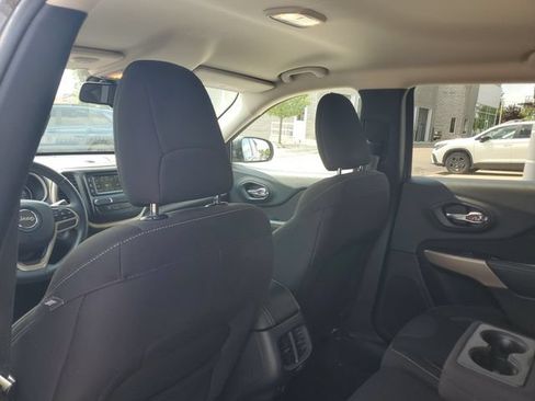 Used 2017 Jeep Cherokee Latitude w/ Comfort/Convenience Group FWD image 9