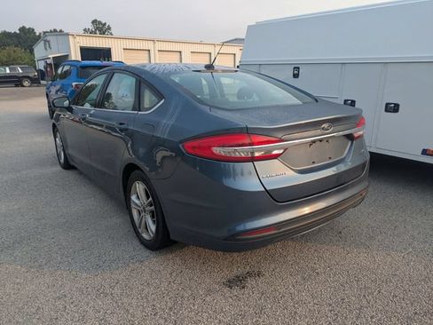 Used 2018 Ford Fusion SE w/ Fusion SE Technology Package FWD image 3