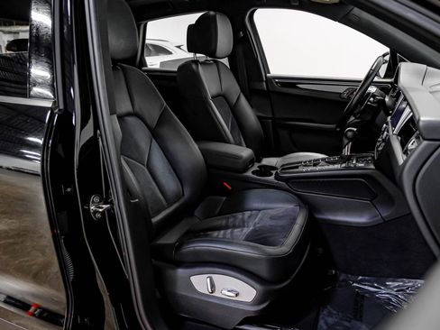 Used 2021 Porsche Macan image 32
