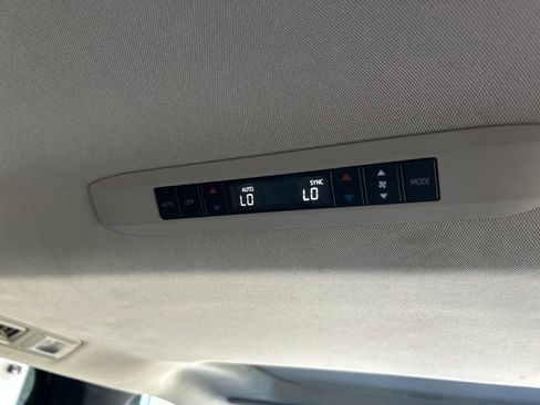 Used 2025 Toyota Sienna XLE FWD image 34