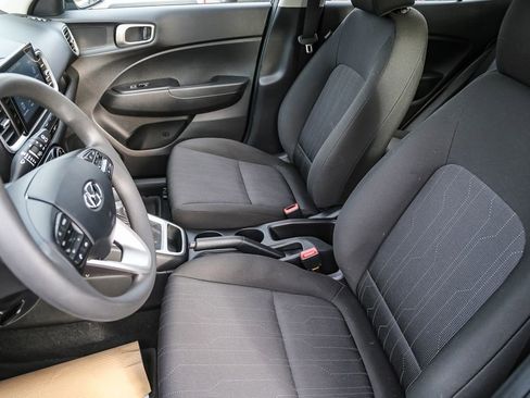 Used 2022 Hyundai Venue SE image 16