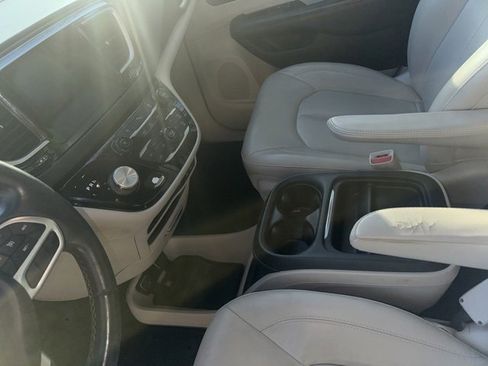 Used 2017 Chrysler Pacifica Touring-L w/ 13 Speaker Alpine Sound Group image 7