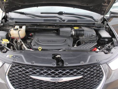 Used 2021 Chrysler Pacifica Touring-L FWD image 24