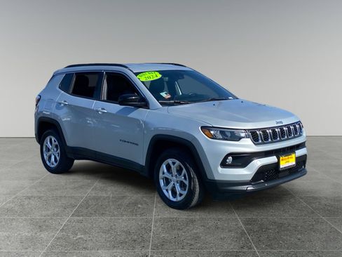 Used 2024 Jeep Compass Latitude AWD/4WD image 7