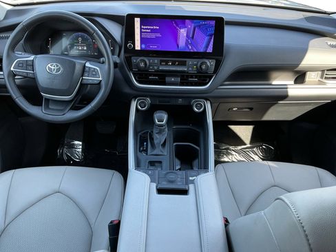 Used 2024 Toyota Grand Highlander AWD image 10