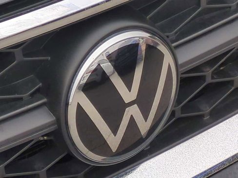 Used 2024 Volkswagen Taos SE image 30