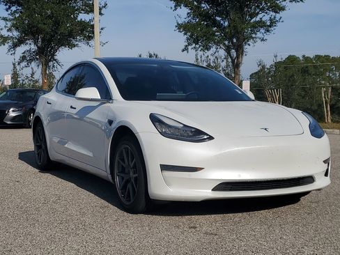 Used 2020 Tesla Model 3 Standard Range image 3