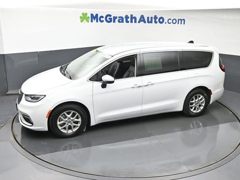 Used 2023 Chrysler Pacifica Touring-L FWD image 25