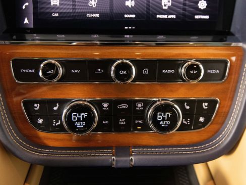 Used 2021 Bentley Bentayga AWD/4WD image 24