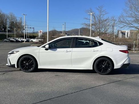 Used 2025 Toyota Camry SE w/ Convenience Package image 2