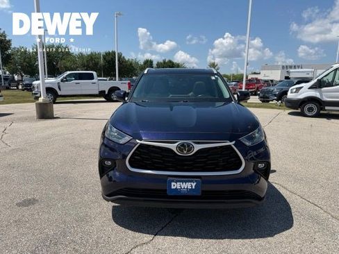 Used 2022 Toyota Highlander XLE AWD/4WD image 2