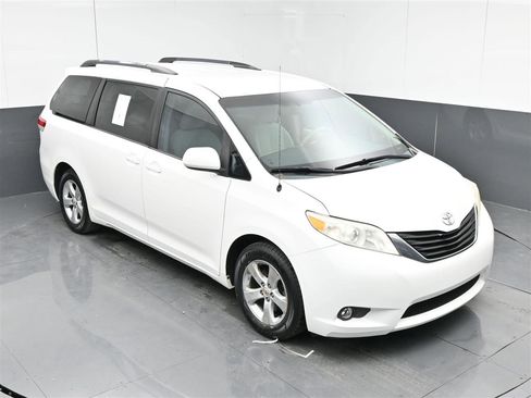 Used 2012 Toyota Sienna LE image 25