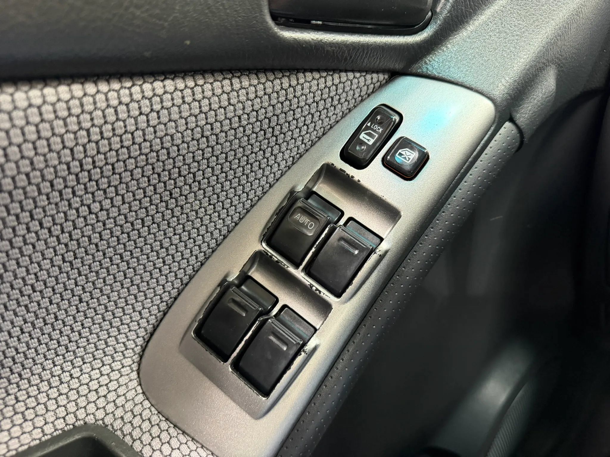 Used 2006 Pontiac Vibe w/ Sport Package FWD image 24