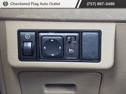 Used 2008 Nissan Versa Hatchback w/ Convenience Pkg FWD image 9