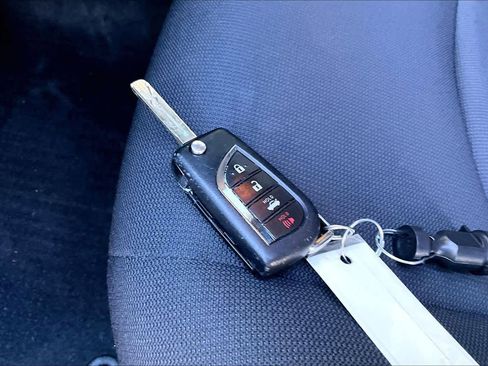 Used 2021 Toyota Corolla LE image 14