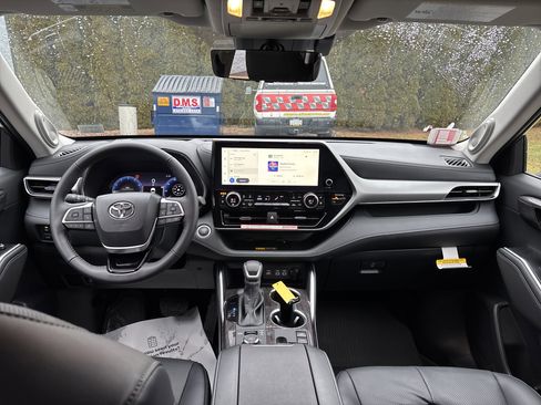 Certified 2026 Toyota Highlander Platinum image 17