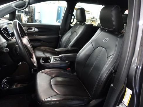 Used 2020 Chrysler Pacifica Touring-L Plus w/ Advanced Safetytec Group FWD image 11