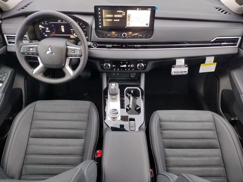 New 2026 Mitsubishi Outlander SE image 2