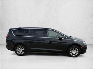 Used 2023 Chrysler Pacifica Touring-L FWD video 4