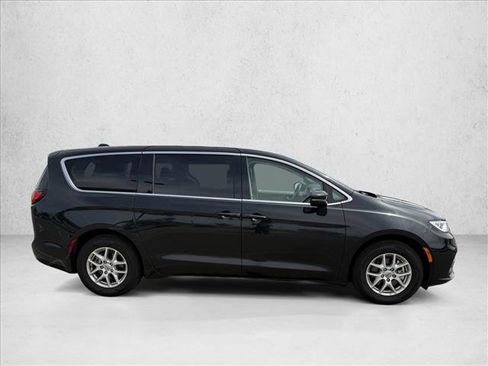 Used 2023 Chrysler Pacifica Touring-L FWD image 4