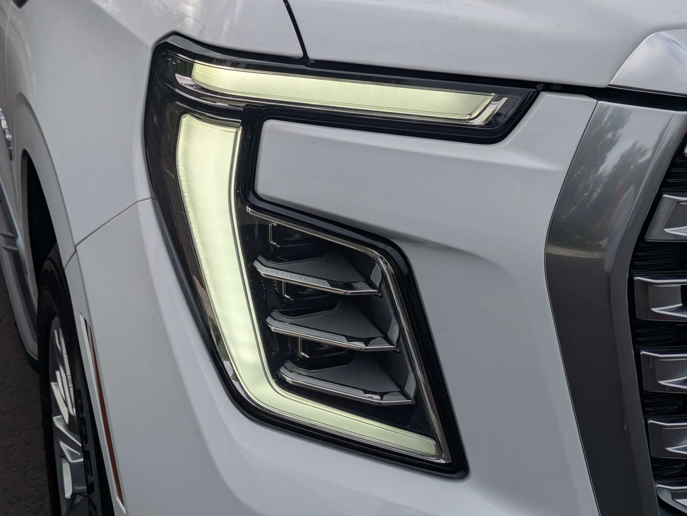 Used 2025 GMC Yukon XL Denali AWD/4WD image 9