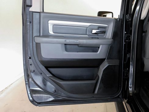 Used 2019 RAM 1500 Classic SLT image 41