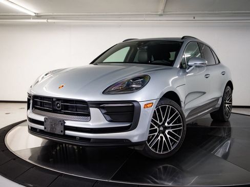 Certified 2024 Porsche Macan AWD/4WD image 1