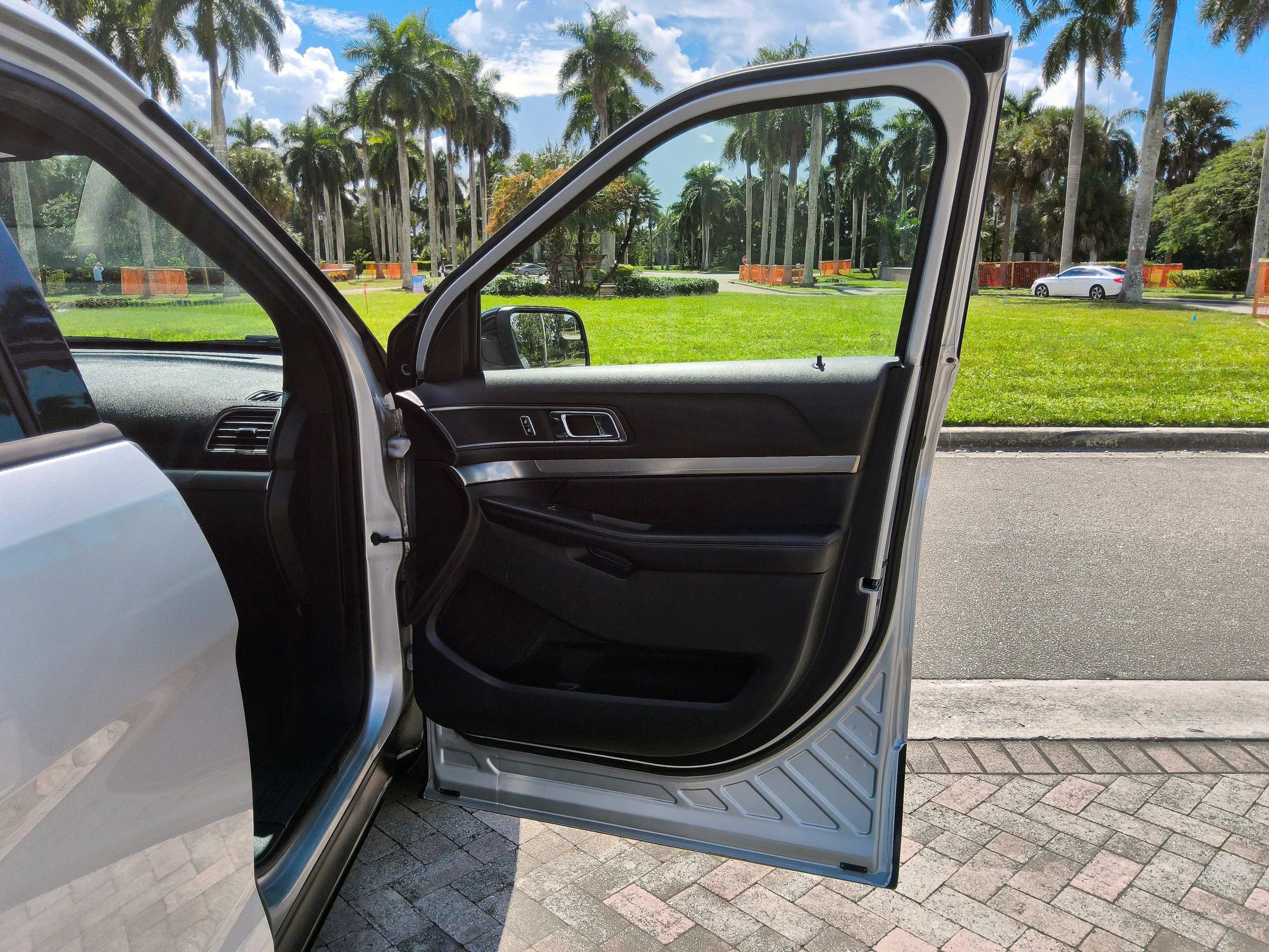 Used 2018 Ford Explorer XLT w/ Equipment Group 201A FWD image 35