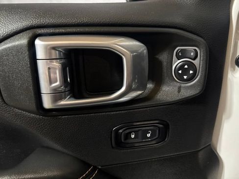 Used 2025 Jeep Wrangler Unlimited Sahara AWD/4WD image 3