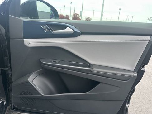 Used 2024 Volkswagen Taos SE image 16