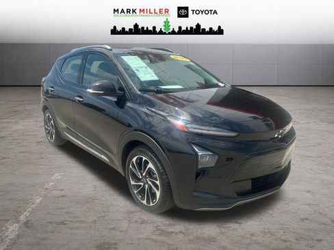 Used 2023 Chevrolet Bolt EUV Premier w/ Sun & Sound Package FWD image 8
