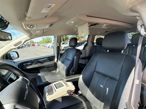 Used 2014 Chrysler Town & Country Touring-L w/ Driver Convenience Group FWD image 26
