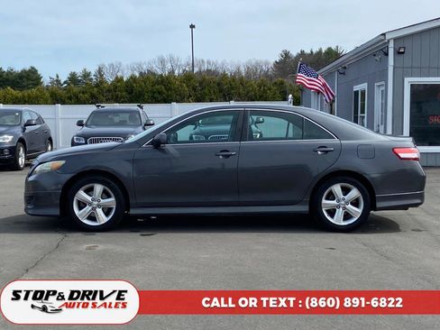 Used 2011 Toyota Camry SE w/ Fleet Convenience Pkg image 2
