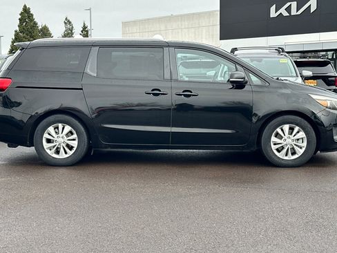 Used 2016 Kia Sedona LX w/ LX Convenience Package image 3