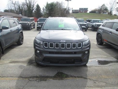Used 2024 Jeep Compass Latitude AWD/4WD image 3