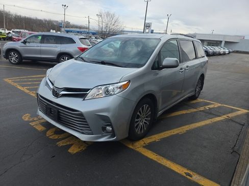 Used 2020 Toyota Sienna XLE image 9