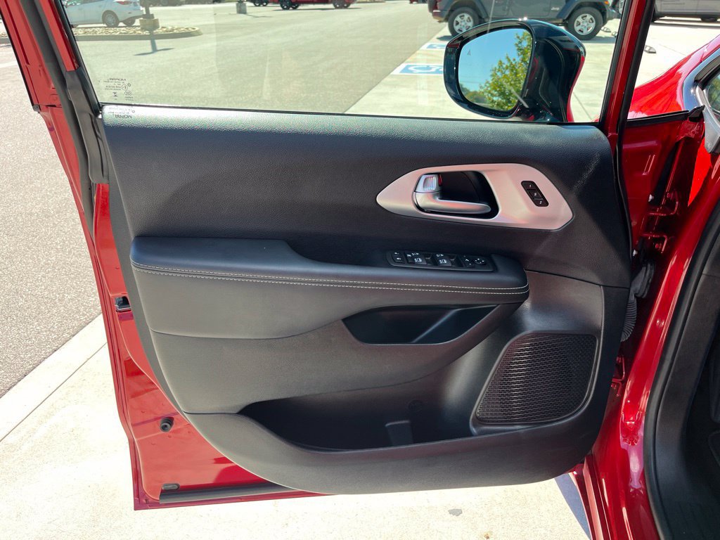 Used 2025 Chrysler Pacifica Limited FWD image 6