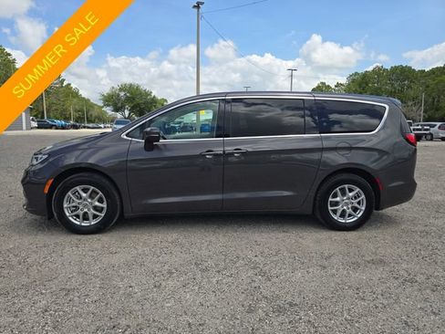 Used 2023 Chrysler Pacifica Touring-L FWD image 6