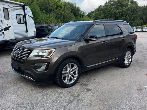 Used 2016 Ford Explorer XLT w/ Equipment Group 202A FWD image 2