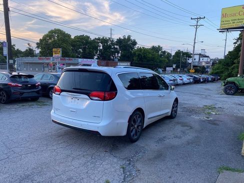Used 2018 Chrysler Pacifica Limited w/ Tire & Wheel Group FWD image 5