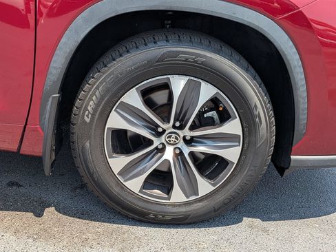 Used 2020 Toyota Highlander XLE AWD/4WD image 14