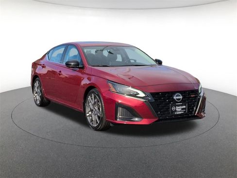 Used 2024 Nissan Altima 2.0 SR image 3