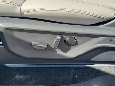 New 2025 Ford Expedition Active image 14