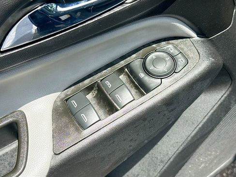 Used 2023 Chevrolet Equinox LS FWD image 19