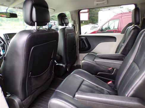 Used 2014 Chrysler Town & Country Touring FWD image 27