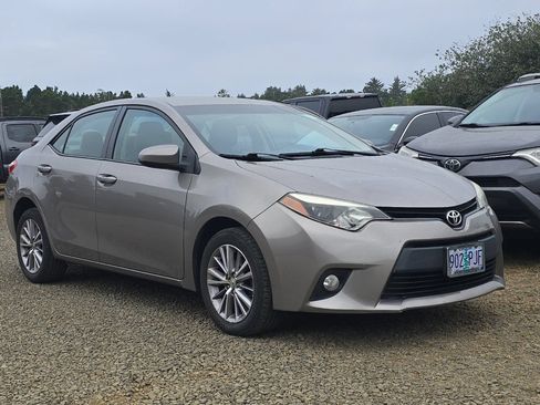 Used 2014 Toyota Corolla LE FWD image 2